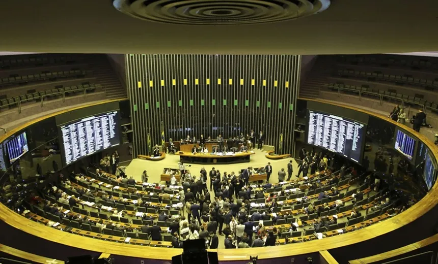 Com 379 votos a favor, Câmara aprova texto-base da reforma da Previdência