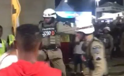 Policial Militar agride homem com voadora em festa de Carnaval em Caravelas