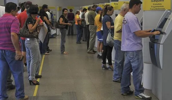 Salvador: 30 agências bancárias são notificadas por não cumprirem organização das filas