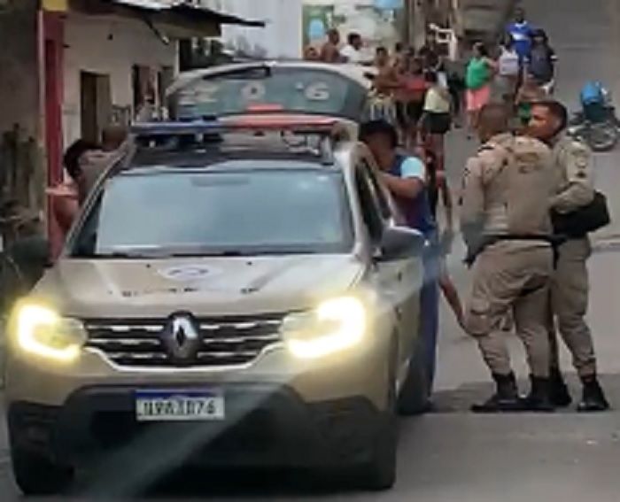 Idoso baleado foi socorrido por policiais militares. Foto: Reprodução | Vídeo