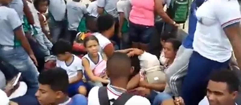 “PAU DE ARARA”: Estudantes são levados para a escola a bordo de caminhão na Bahia; Veja vídeo