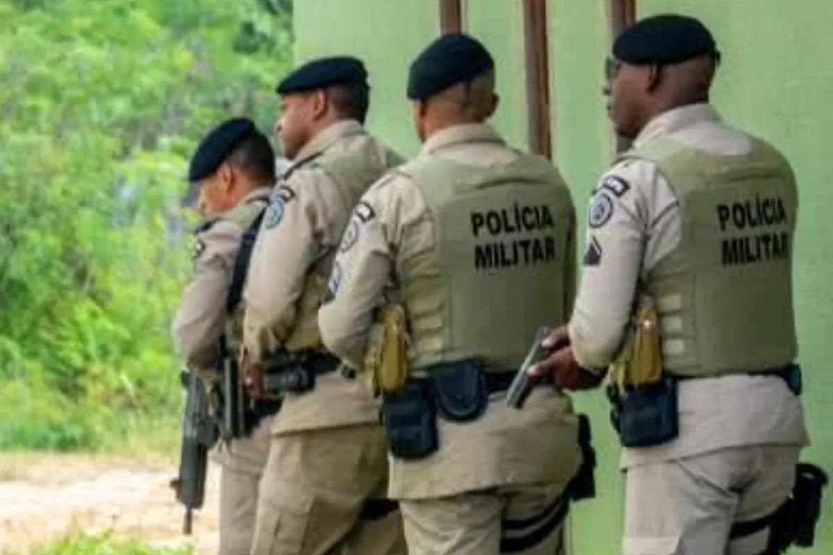 Mulher amarrada em árvore em propriedade cercada por mata é resgatada