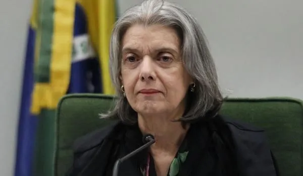 Cármen Lúcia manda TRF4 soltar presos por condenação em 2ª instância