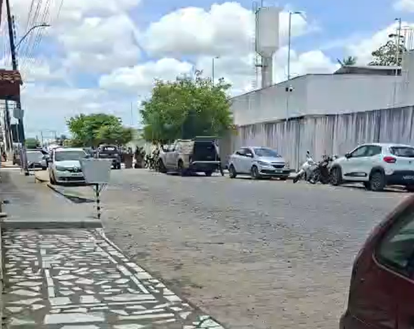 Bope Foi Acionado Para Negociar Com Policial Militar Armado Que Se Isolou Em Uma Companhia Da Pm Em Esplanada, Na Bahia