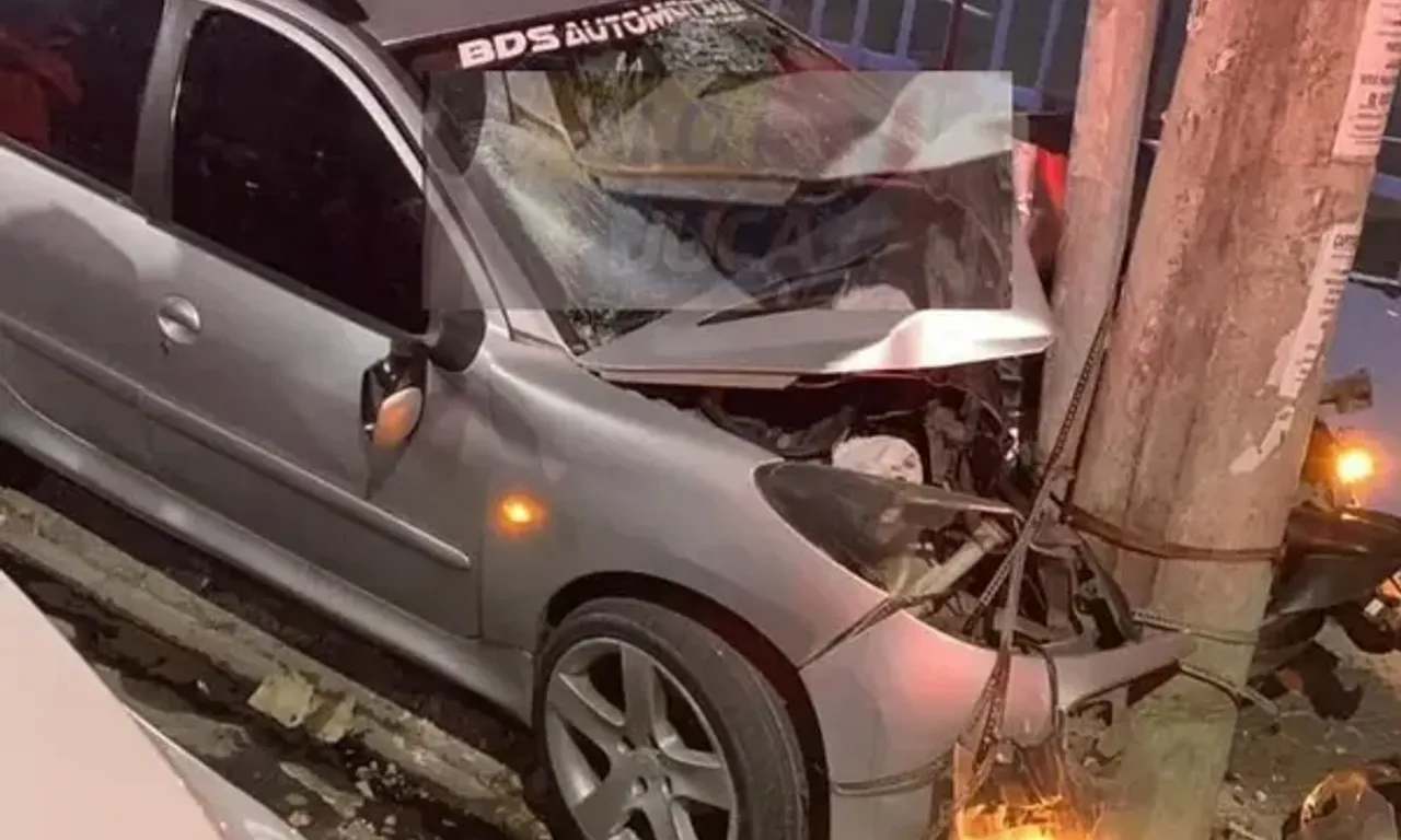 Carro bate em poste no bairro do Uruguai, em Salvador. Foto: Reprodução | Alô Juca