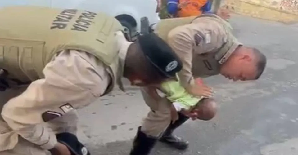 Polícia Militar salva recém-nascido engasgado no bairro de Pituaçu, em Salvador
