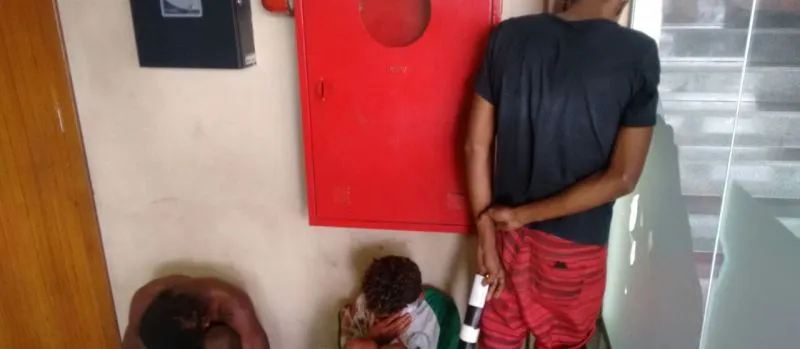 “MADEIRADA”: Trio usa arma de brinquedo para assaltos e acaba espancado em Feira de Santana