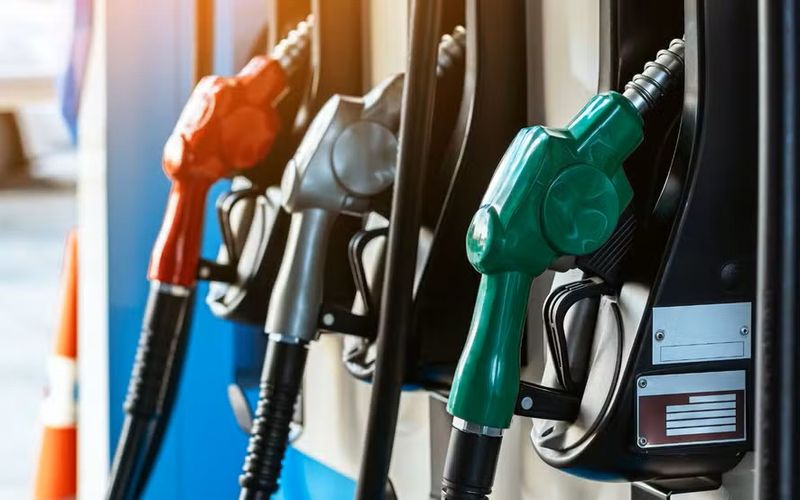 O pre&ccedil;o da gasolina no Brasil &eacute; influenciado pelo mercado internacional porque o pa&iacute;s ainda importa parte dos combust&iacute;veis, mesmo sendo produtor de petr&oacute;leo/Foto: Freepik