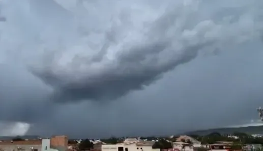 Redemoinho e tempestade de areia assustam moradores de Barreiras; vídeos