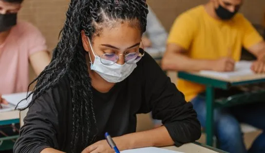 Bolsonaro oficializa reajuste de 33,23% para professores e lança editais com 268 mil vagas