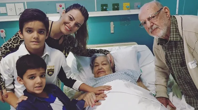 ?SEM NOÇÃO?: Ana Paula Valadão recebe críticas após publicar foto no velório da avó; Prima fica chocada