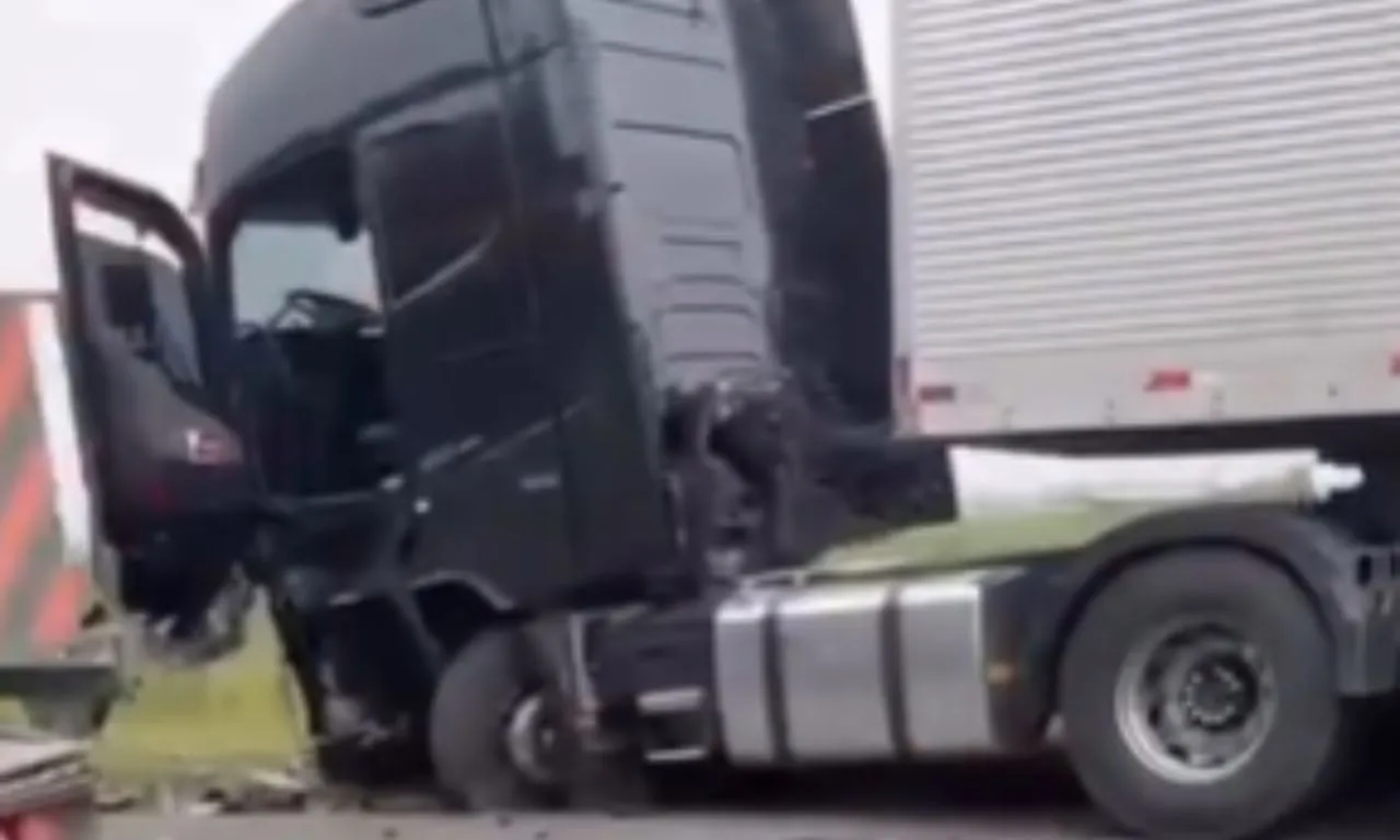 Batida entre caminhão e carro deixa três feridos em Vitória da Conquista