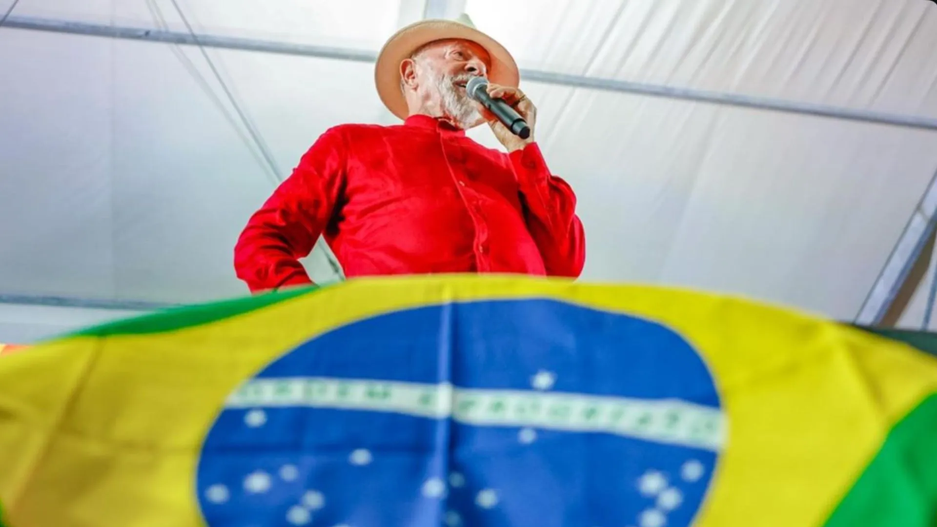 Lula e bandeira do Brasil durante encontro nacional do MST em Salvador