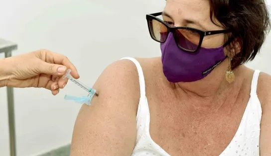 Aplicação do reforço vacinal contra Covid-19 será antecipada na segunda-feira em Salvador; domingo não haverá vacinação