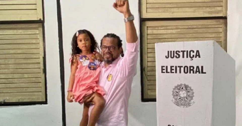 'A gente acredita no segundo lugar e no segundo turno', diz Kleber Rosa ao votar