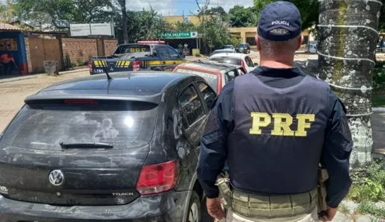 Homem mata companheiro a facadas, foge com o carro da vítima e confessa crime durante abordagem 