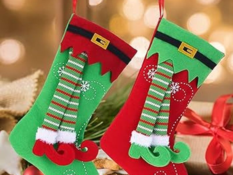 Pequenos detalhes como laços nas maçanetas e arranjos em prateleiras fazem toda a diferença no clima natalino/Foto: Reprodução