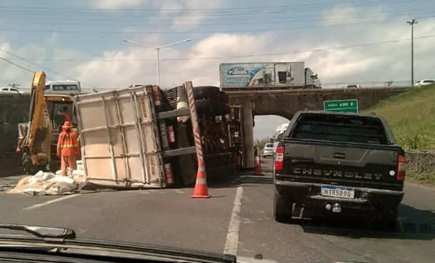 Carreta tomba, ocupa duas vias e deixa trânsito lento na BR-324