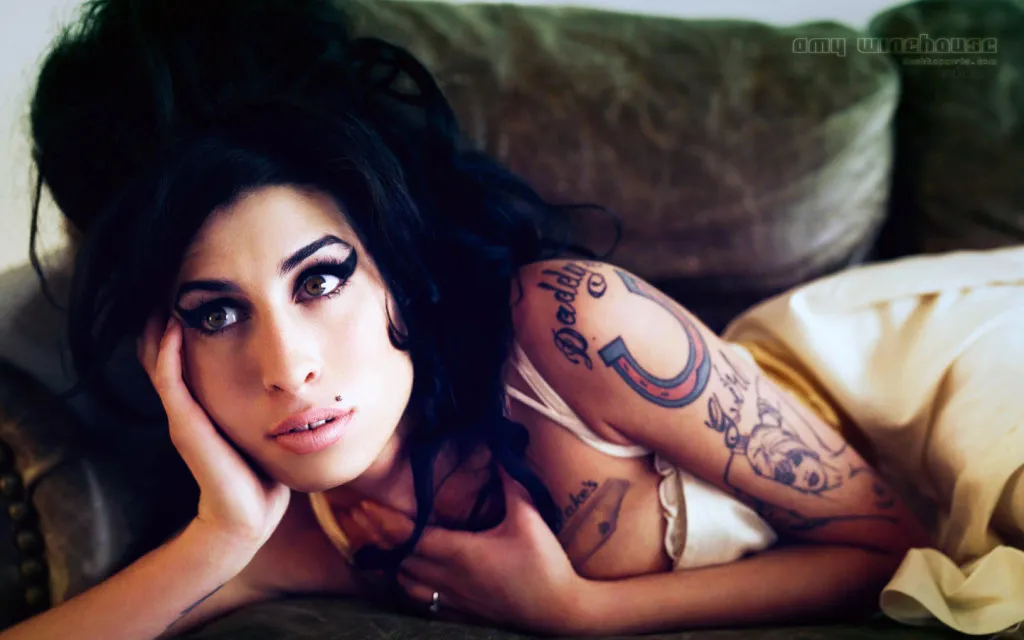 Documentário sobre Amy Winehouse mostra que pai negligenciou vício da filha
