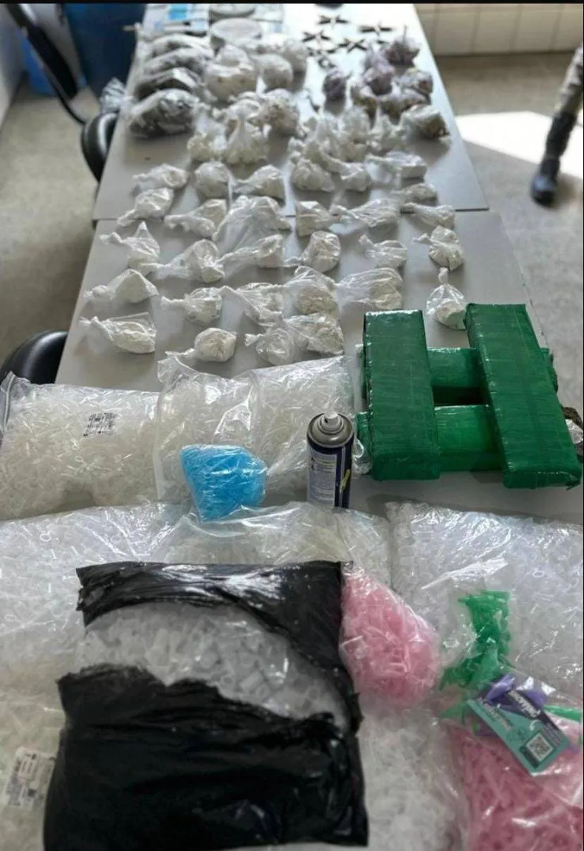 Mais de 7 kg de drogas e munições são apreendidos em Candeias