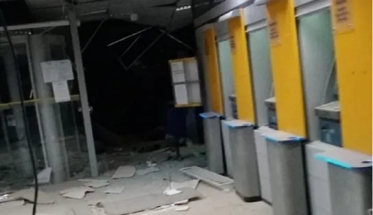 Bandidos explodem três agências bancárias e levam pânico à população de Correntina, na Bahia