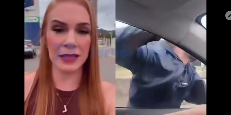 Momento em que o suspeito tenta quebrar o vidro do carro e acaba se pendurando na lateral do veículo em Itajaí/Foto: Reprodução 