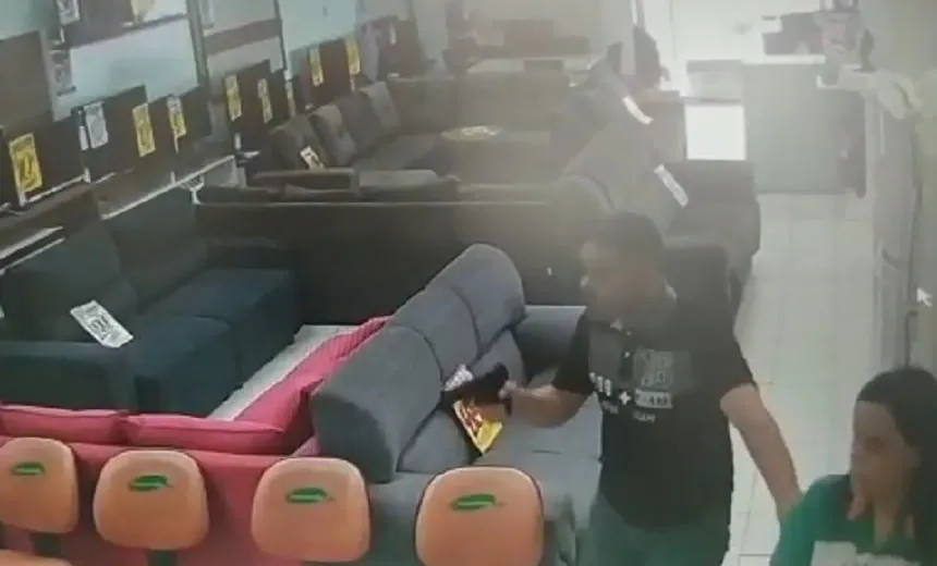Homem armado invade loja aborda funcionários e comete assalto no São Caetano; veja vídeo