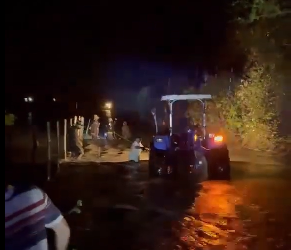 Chuvas fortes arrastam ambulância e provocam estragos em municípios baianos. Foto: Reprodução Redes Sociais