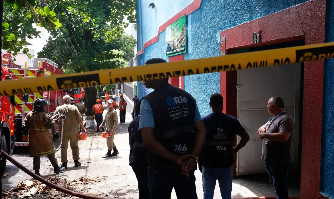 Ao todo, 21 pessoas precisaram de atendimento médico após inalarem fumaça tóxica e fuligem. | Foto: Tânia Rêgo/Agência Brasil