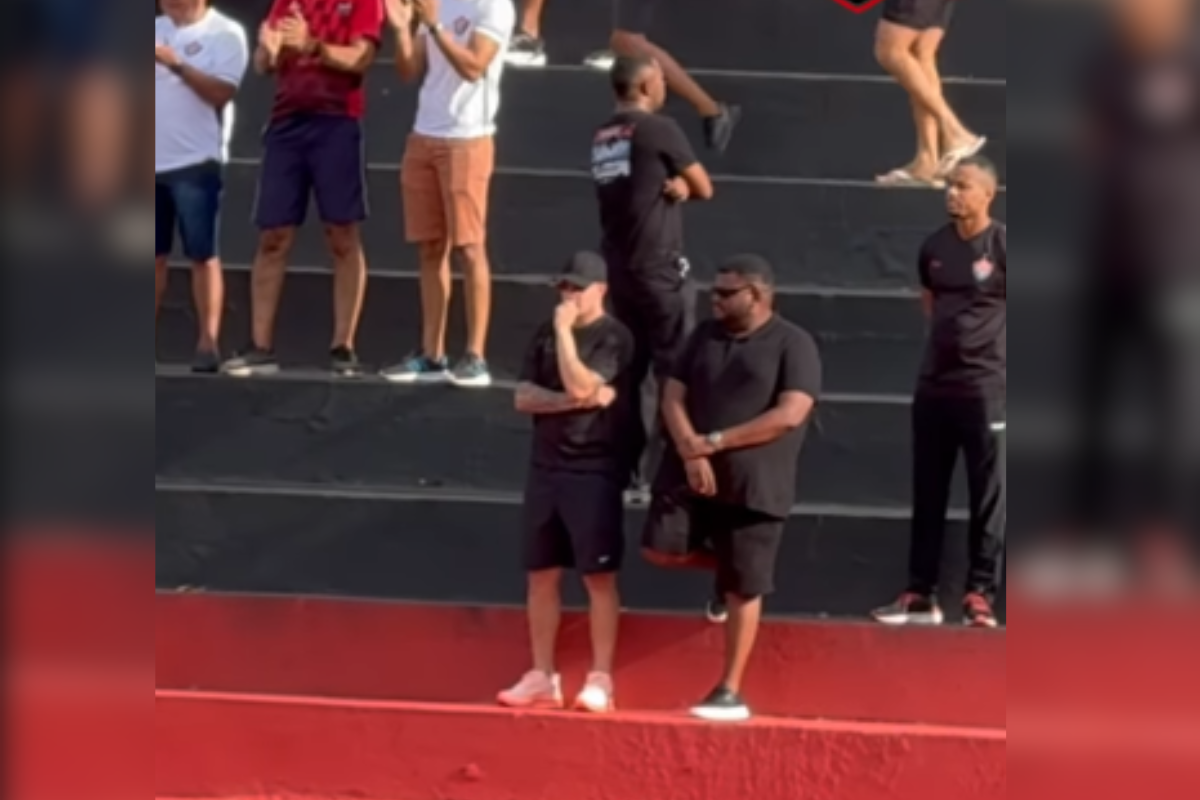 Renato Kayzer Acompanha Vitoria No Barradao Durante Estreia No Baianao. |Foto: Reprodu&ccedil;&atilde;o Rede Social @cantorubronegro