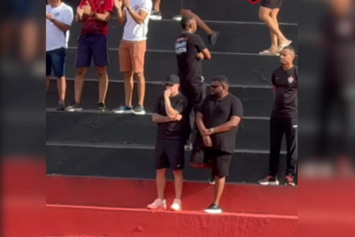 Renato Kayzer acompanha Vitória no Barradão durante estreia no Baianão 