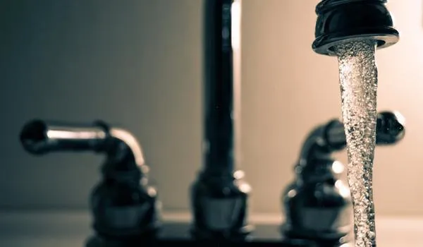 Abastecimento de água começa a ser reestabelecido em 11 bairros de Salvador após problema em bomba 