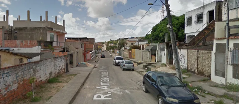 SUSTO: Micro-ônibus derruba muro e invade duas casas em Paripe