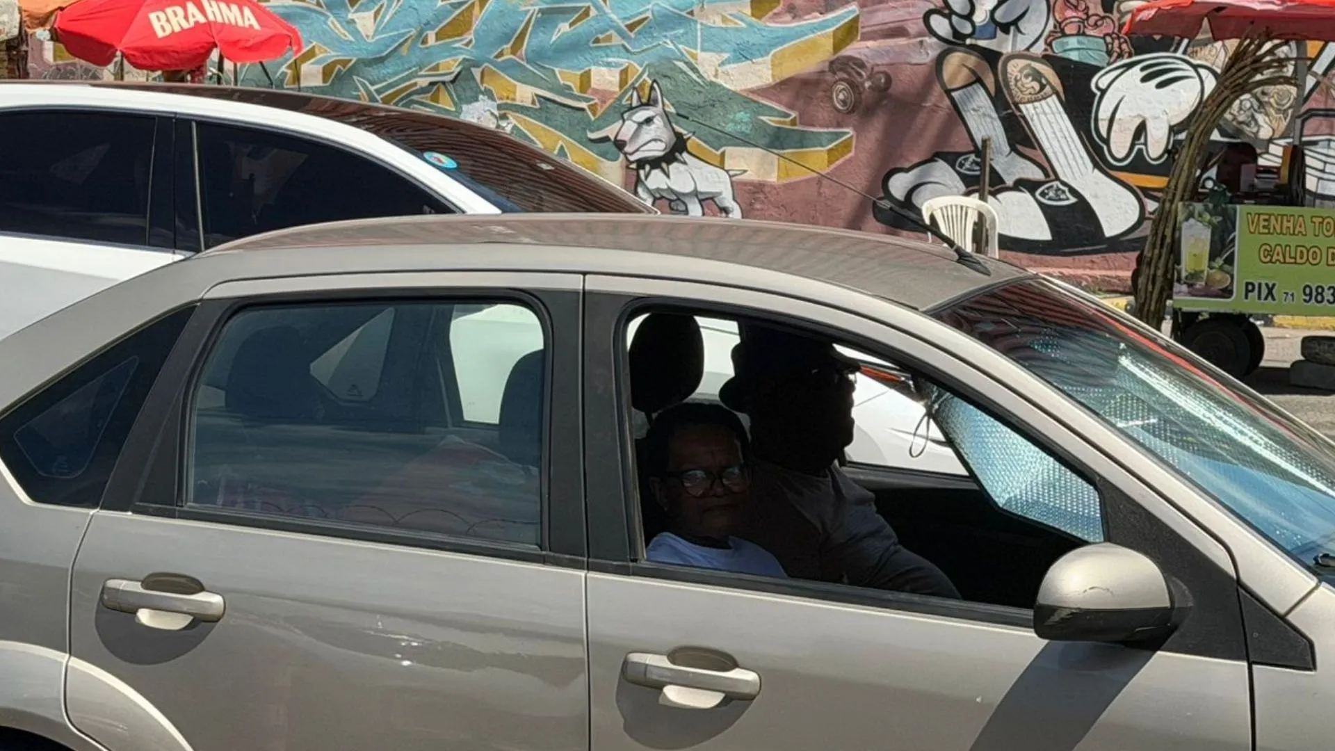 'Muito calor': espera gera críticas de passageiros na fila do ferry