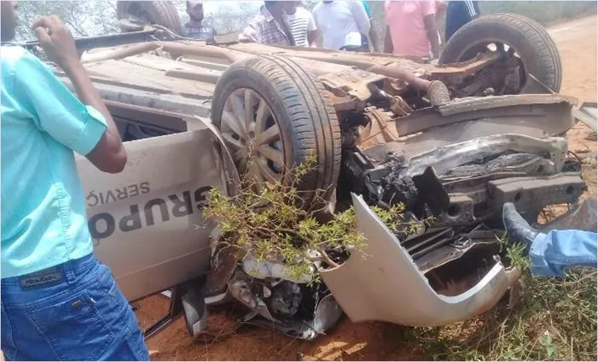 Motorista de funerária foge durante “surto” e bate o carro na Bahia; caixão caiu na estrada