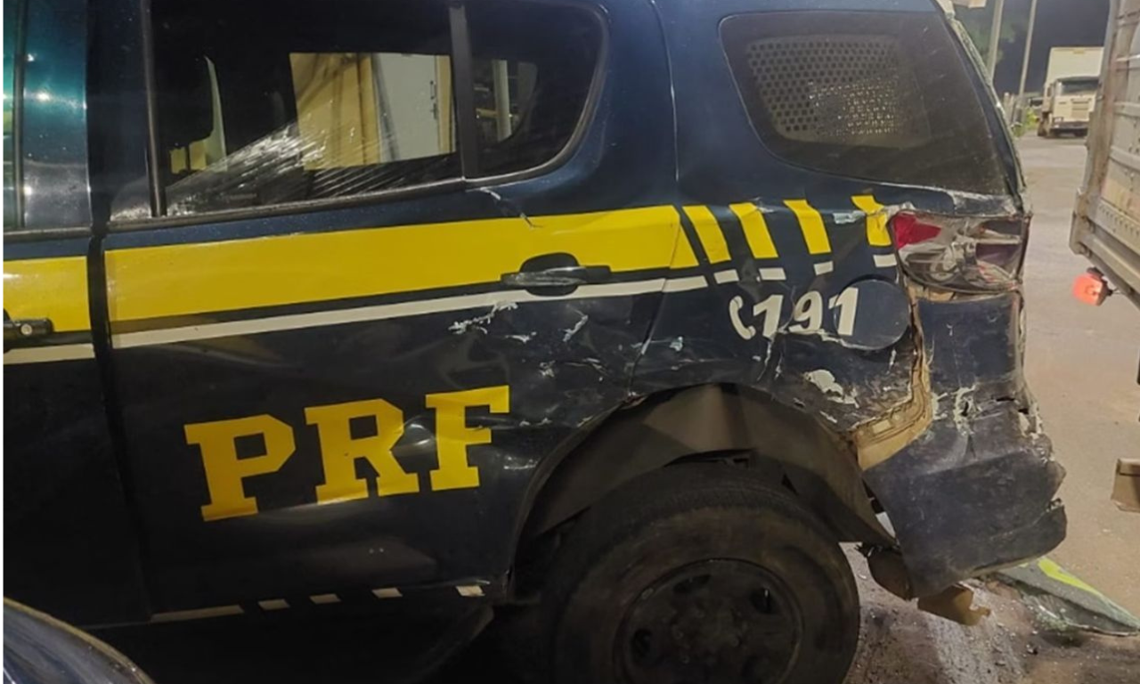 Motorista bate em carros da PRF em protesto ao julgamento de Bolsonaro. Foto: Divulgação | PRF