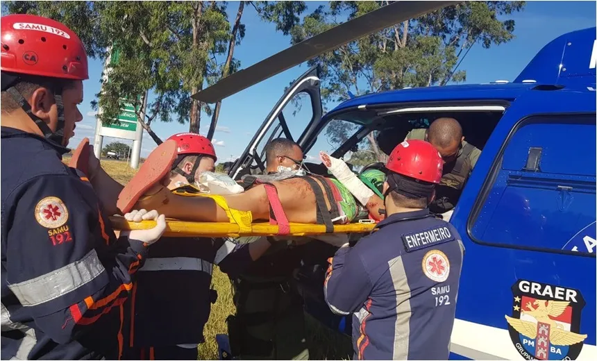 Graer resgata vítima, que ficou presas às ferragens de veículo, após grave acidente na BR-242