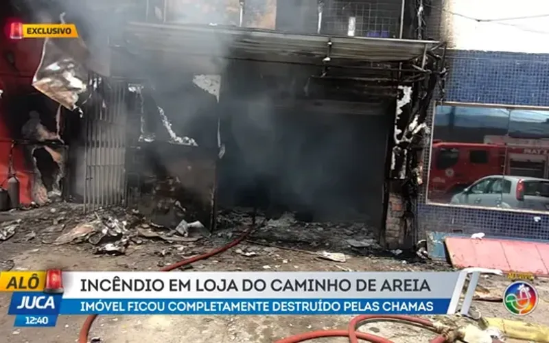 Um inc&ecirc;ndio de grandes propor&ccedil;&otilde;es destruiu uma loja de roupas na manh&atilde; desta quinta-feira (12) na regi&atilde;o da Cidade Baixa/Foto: Reprodu&ccedil;&atilde;o/TV Aratu