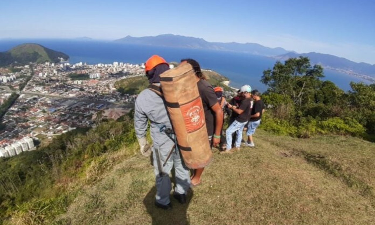 Bombeiros em resgate. Foto: Reprodução