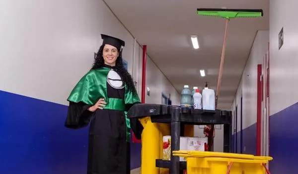 Zeladora posa para fotos de formatura com materiais de limpeza; "desde 2014 na função" 