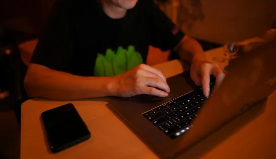 Pesquisa revela que 20% dos homens heterossexuais assitem a pornô gay 