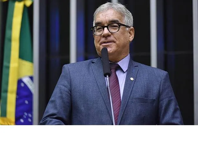 Zé Neto destoa do partido e defende fim da isenção a compras até US$ 50