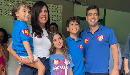Vice de ACM Neto, Ana Coelho vota acompanhada do marido e dos filhos: 'A gente sente essa virada'