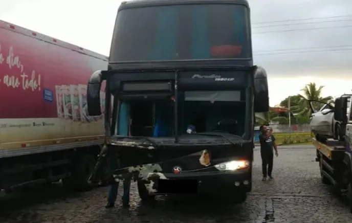 Ônibus de banda se envolve em acidente na Bahia; filhos de artistas estavam no veículo
