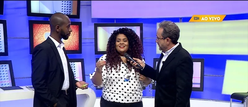 VEJA VÍDEO: Funcionários da TV Aratu participam de hipnose ao vivo no programa ‘Que Venha o Povo’