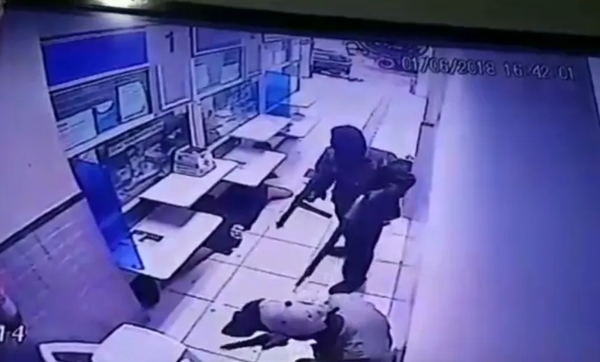 Vídeo mostra assalto que deixou dois vigilantes baleados em lotérica de Salvador; assista