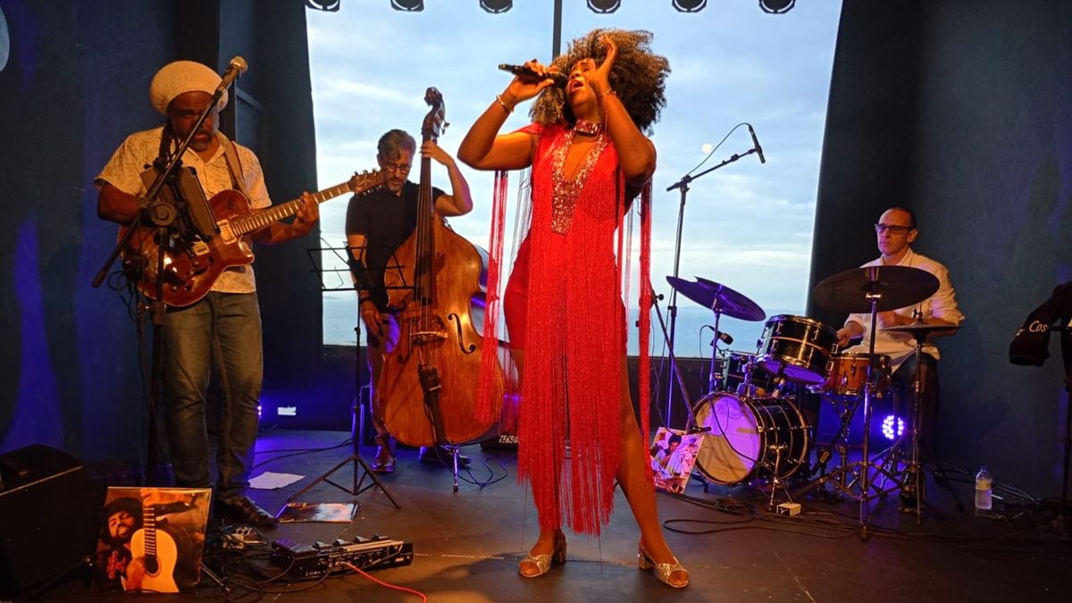 Gil em jazz: Teatro Gamboa vibra com show de Cláudya Costta