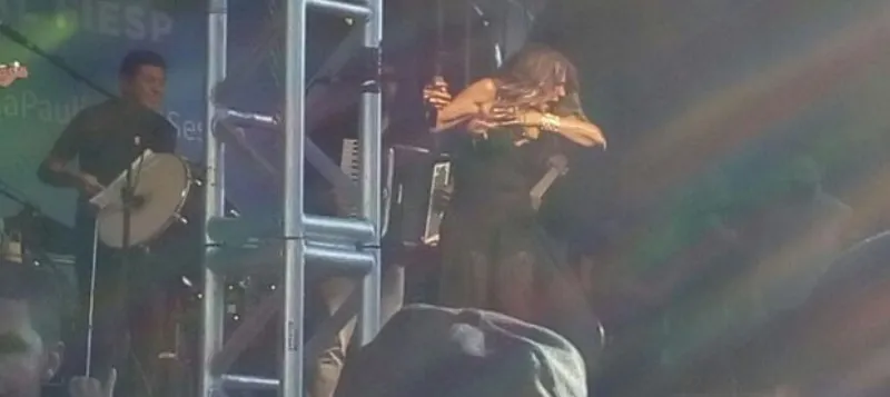 ‘OPS..’: Elba Ramalho encara imprevisto com figurino em show: “Ih, arrebentou “