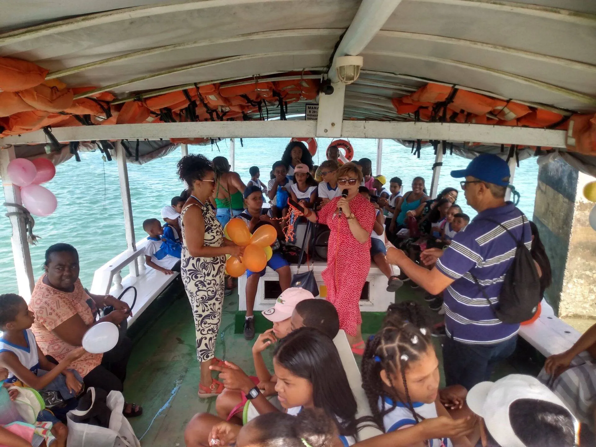 Crianças são apresentadas à literatura em passeios de barco na Ilha de Maré