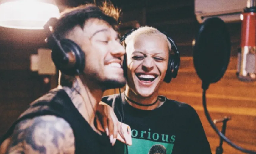 MÁ INFLUÊNCIA?: Lucas Lucco rebate críticas após publicar foto sensual com Pabllo Vittar